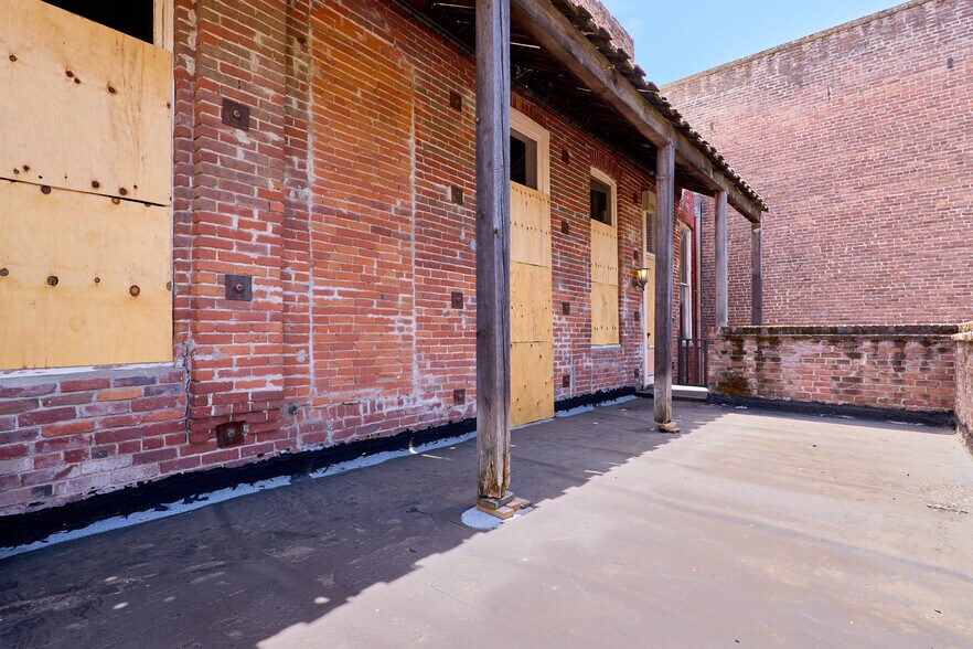 More Photos Of 910 2nd St, Sacramento Bar For Sale