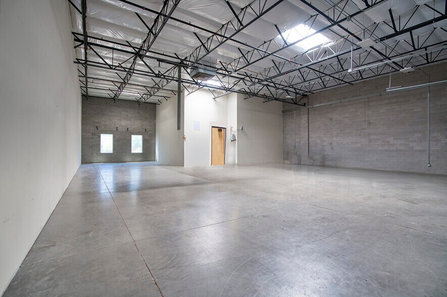 More Photos Of 1550 W Parkside Ln, Phoenix Warehouse For Lease