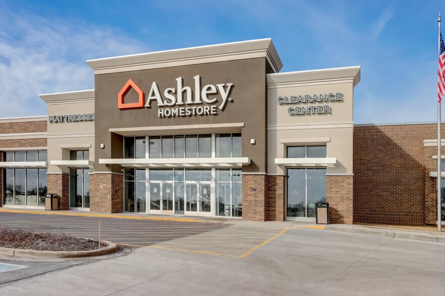 More Photos Of 4777 S 27th St, Greenfield Freestanding For Lease