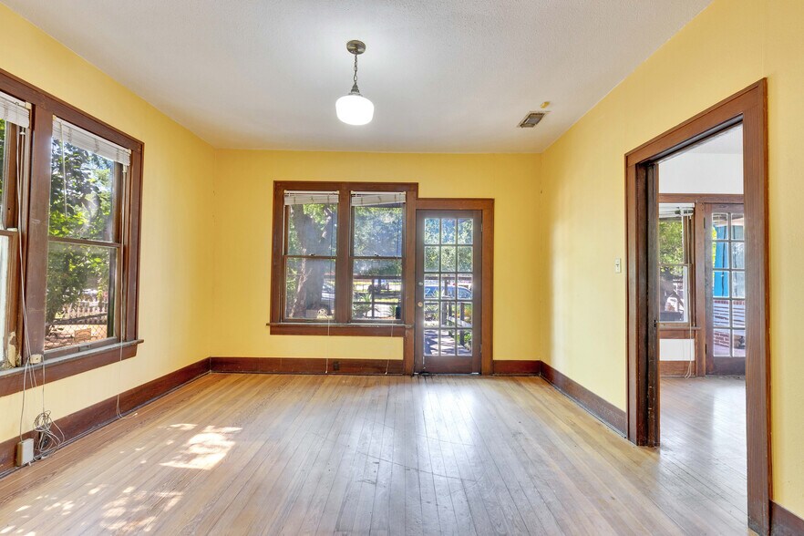 More Photos Of 1006 E Cesar Chavez St, Austin Office Residential For Sale