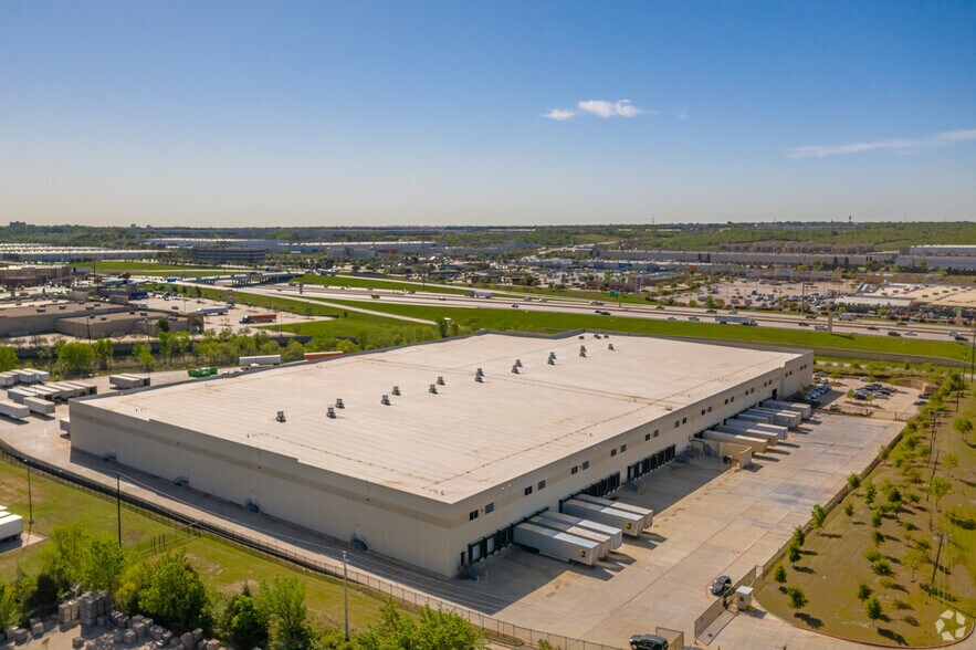 More Photos Of 4495 DFW Tpke, Dallas Warehouse For Lease