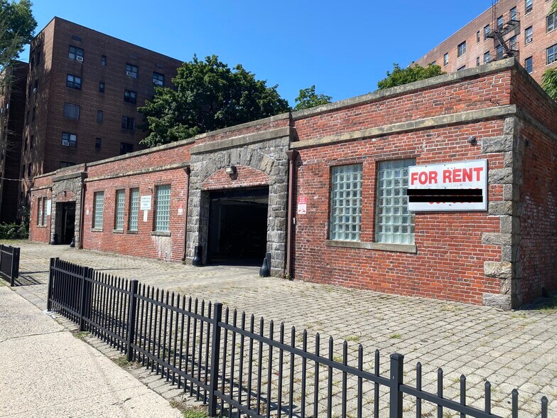 Primary Photo Of 66 Fleetwood Ave, Mount Vernon Parking Garage For Sale