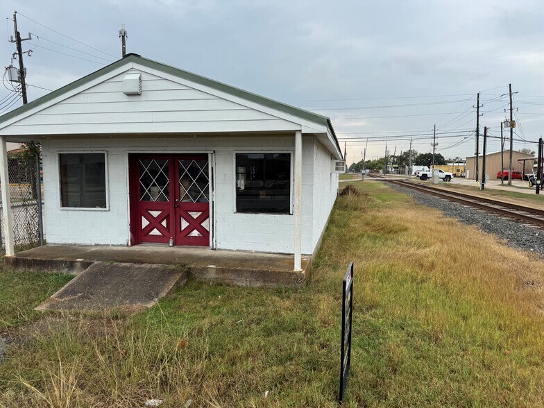 More Photos Of 206 1st St, Humble Freestanding For Sale