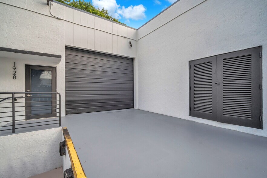 More Photos Of 1920-1934 Stirling Rd, Dania Beach Freestanding For Lease