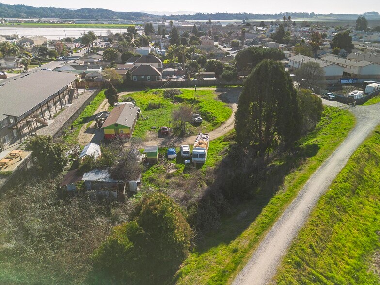 More Photos Of 124 Gonda St, Royal Oaks Apartments For Sale