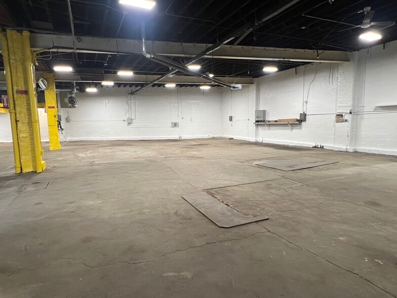 More Photos Of 396 Morris Park Ave, Bronx Service For Lease