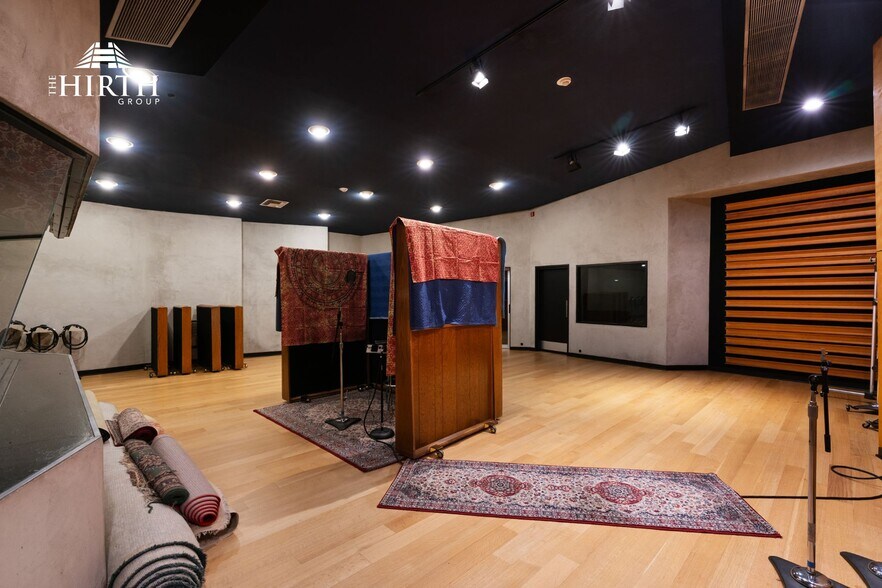 More Photos Of 11128 Weddington St, North Hollywood Movie Radio TVStudio For Sale