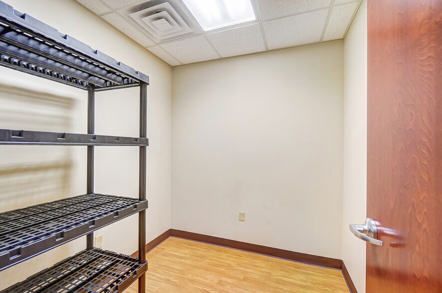 More Photos Of 916-920 W Market St, Lima Medical For Lease