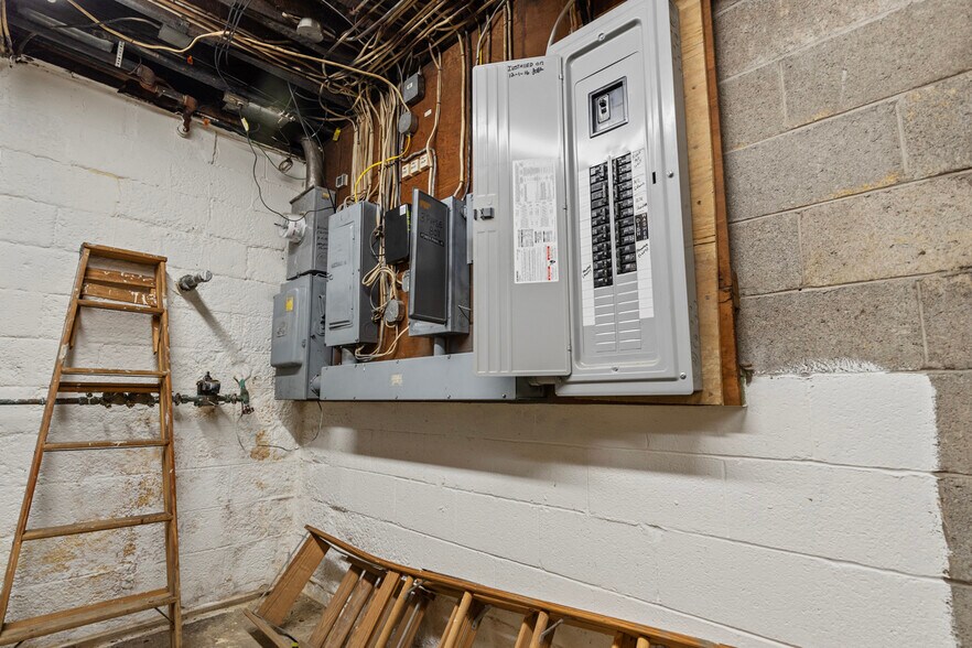 More Photos Of 114 E Lincoln Ave, Mc Donald Storefront For Lease