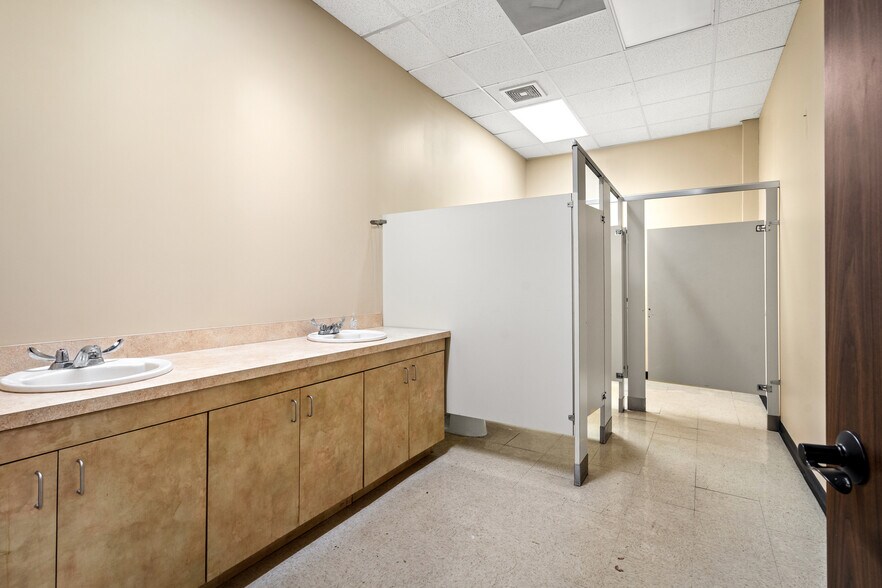 More Photos Of 3219 Harrisburg Blvd, Houston Medical For Lease