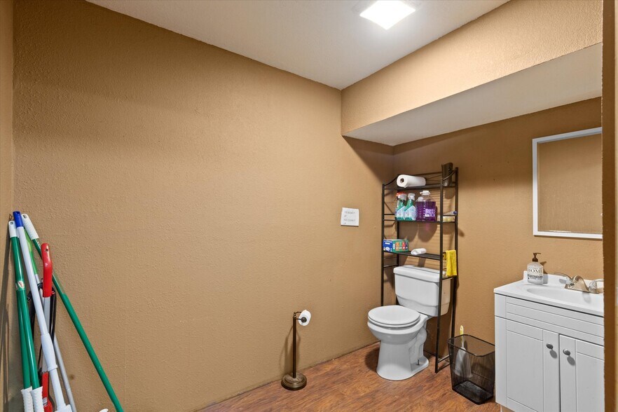 More Photos Of 725 Holmes Dr, Granbury Auto Repair For Sale