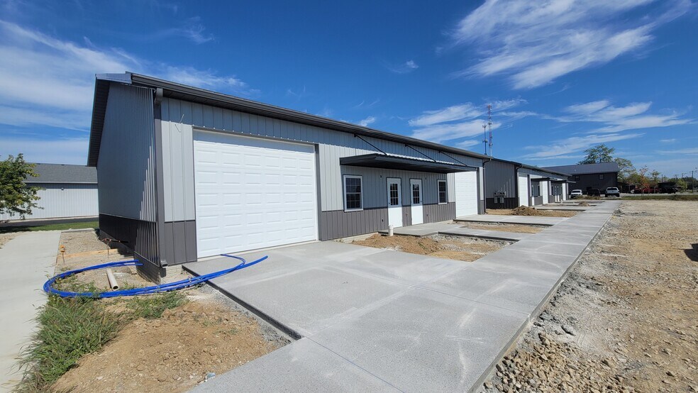 More Photos Of 1401 Amy Ln, Franklin Showroom For Sale