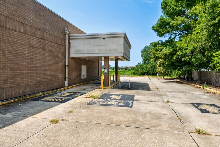 More Photos Of 7401 Read Blvd, New Orleans Drugstore For Sale