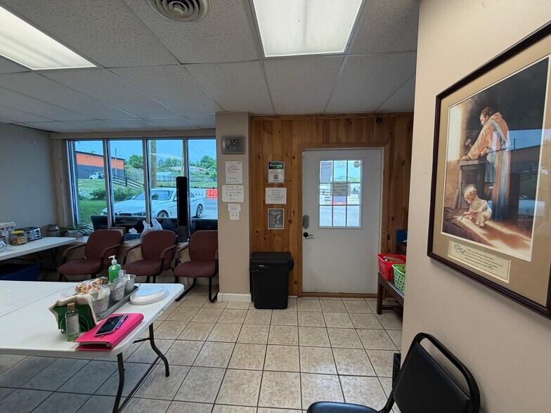 More Photos Of 205 S Armstrong Rd, Rogersville Loft Creative Space For Sale