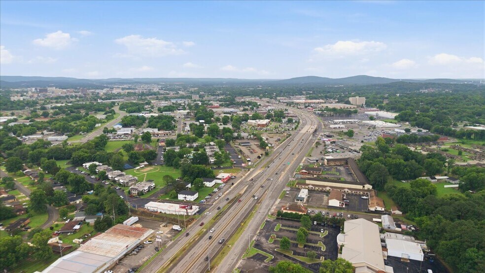 More Photos Of 1002 Oakwood Ave NW, Huntsville Office Residential For Lease