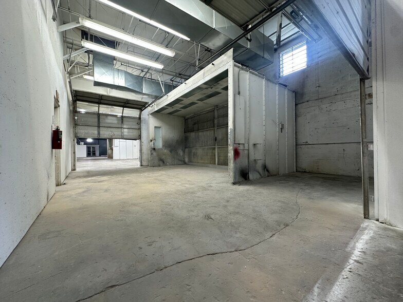 More Photos Of 1675 W 31st Pl, Hialeah Manufacturing For Lease