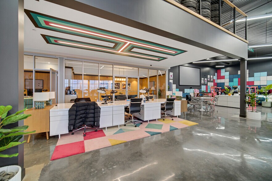 More Photos Of 2108-2260 Ferry Rd, Naperville Showroom For Sale