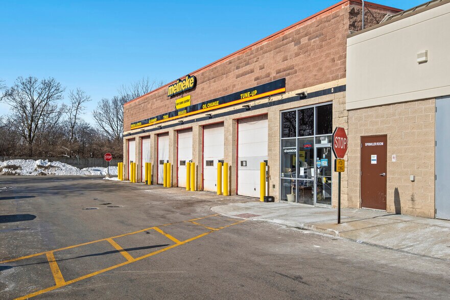 More Photos Of 257-363 N Weber Rd, Bolingbrook Unknown For Lease