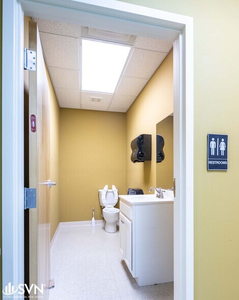 More Photos Of 1360 W 5th St, London Medical For Lease