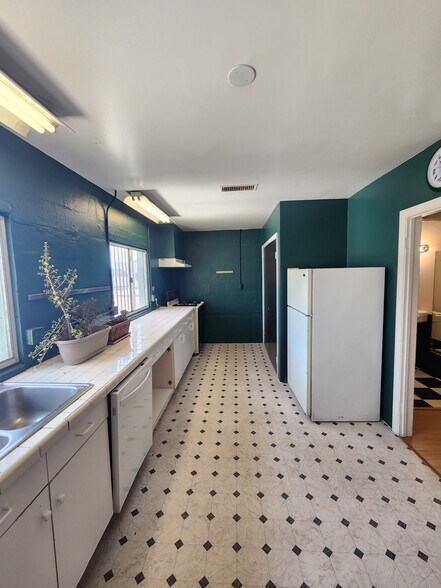 More Photos Of 953 S Raymond Ave, Pasadena Service For Lease