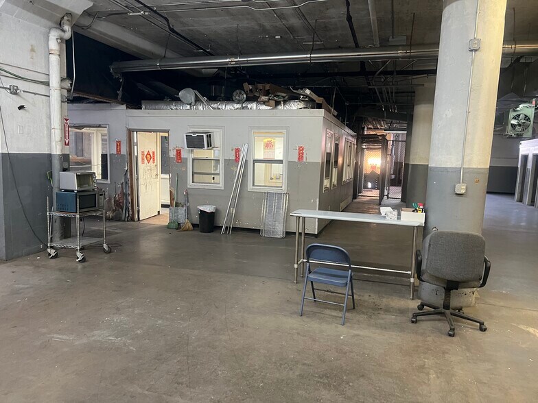 More Photos Of 425 Ferry St, Newark Self Storage For Lease