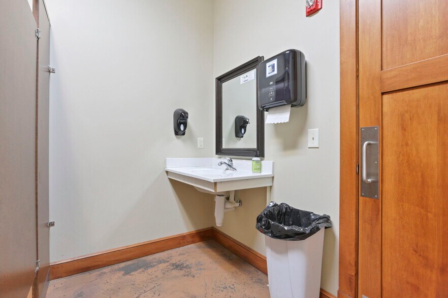 More Photos Of 509 S Wooster Ave, Strasburg Hotel For Sale