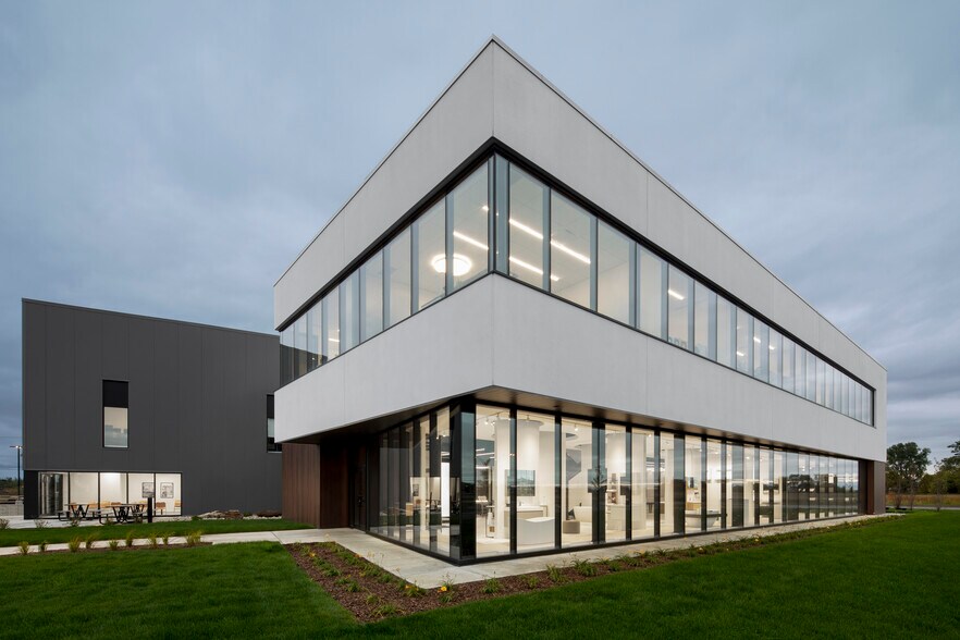 More Photos Of 1295 Rue René-Descartes, Saint-Bruno-De-Montarville Showroom For Lease
