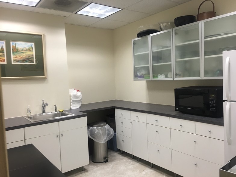 More Photos Of 76 Progress Dr, Stamford Research And Development For Lease