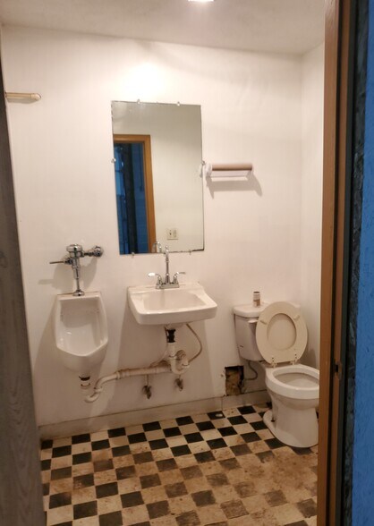 More Photos Of 2046 Keystone Dr, Springfield Industrial For Sale