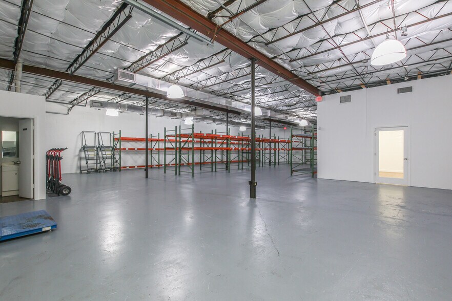 More Photos Of 3501 NW 10th Ave, Oakland Park Warehouse For Lease