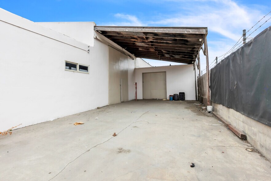 More Photos Of 227 Commission St, Salinas Showroom For Sale