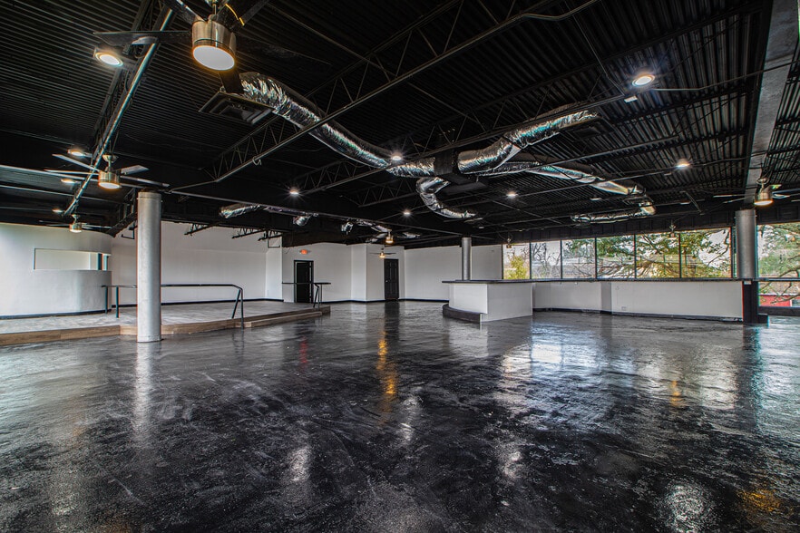 More Photos Of 802 Crosstimbers, Houston General Retail For Sale