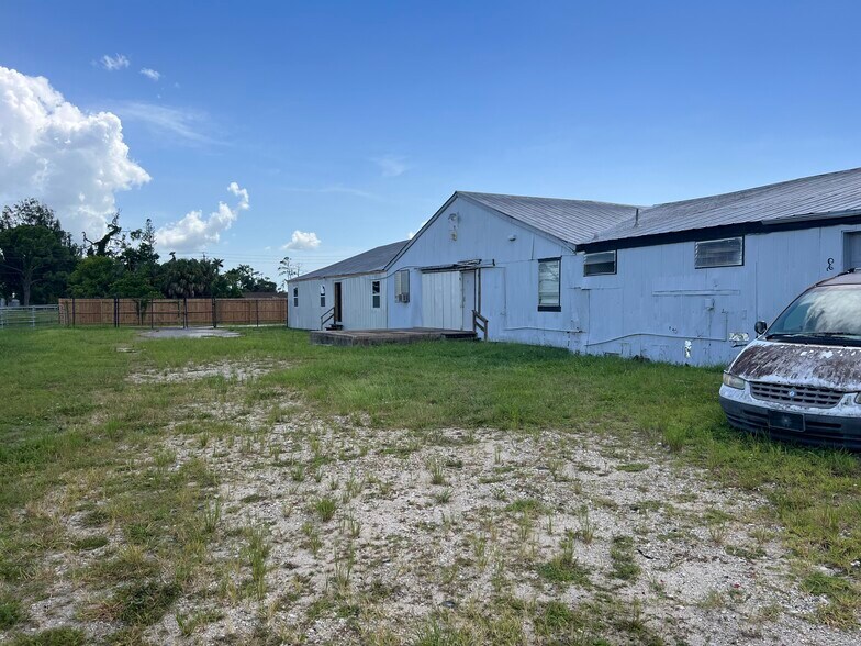 More Photos Of 208 4th St, Fort Myers Warehouse For Lease