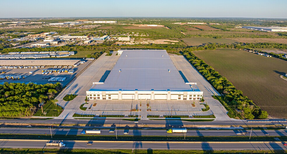 More Photos Of 542 SE Loop 410, San Antonio Warehouse For Lease