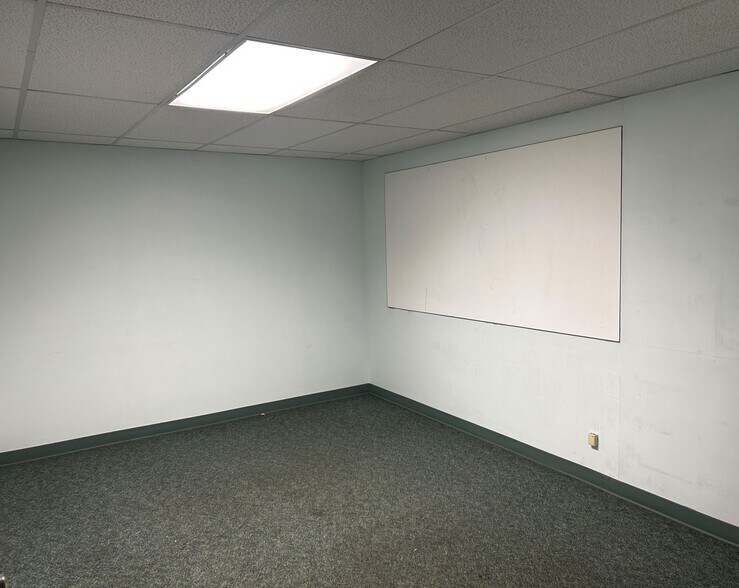 More Photos Of 2928 18th St NE, Calgary Warehouse For Lease