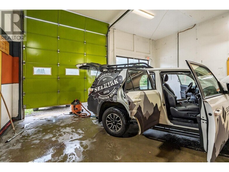 More Photos Of 920 Nelson Av, Nelson Warehouse For Sale