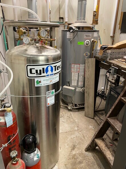 More Photos Of 410 S Clippert St, Lansing Restaurant For Sale