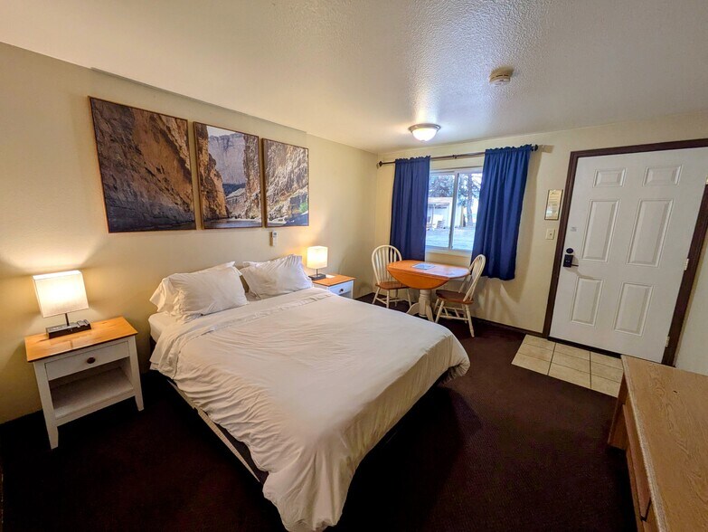 More Photos Of 616 Mill St, Maupin Hotel For Sale