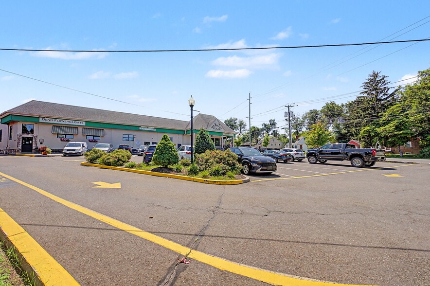More Photos Of 185 D, New Milford Storefront Retail Office For Lease