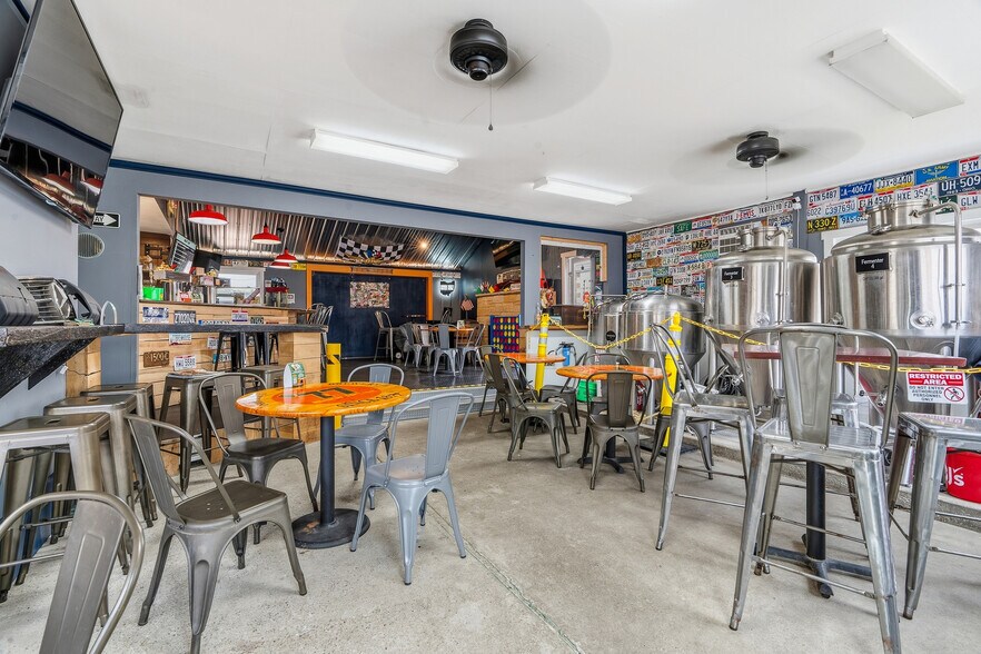 More Photos Of 21 W Canal St, Navarre Restaurant For Sale