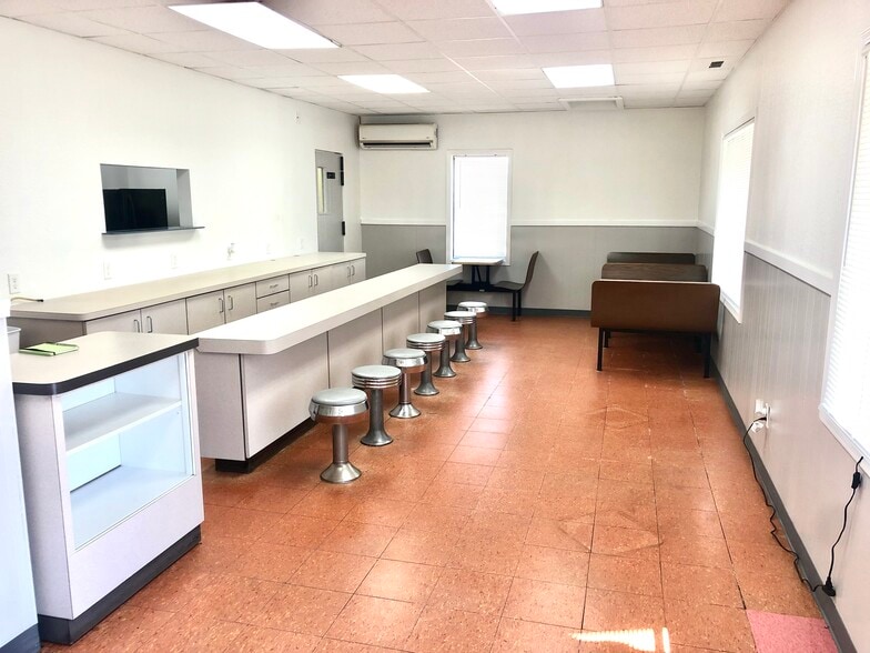 More Photos Of 2301 Hyde Park Blvd, Niagara Falls Restaurant For Sale