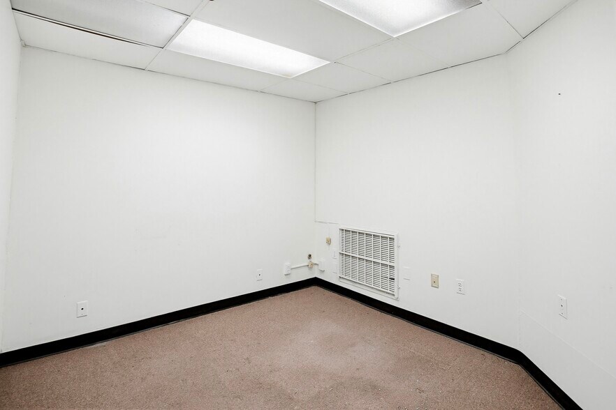 More Photos Of 14 W Saratoga St, Baltimore Office For Sale