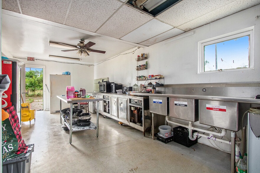 More Photos Of 952 Pipestone St, Benton Harbor General Retail For Sale