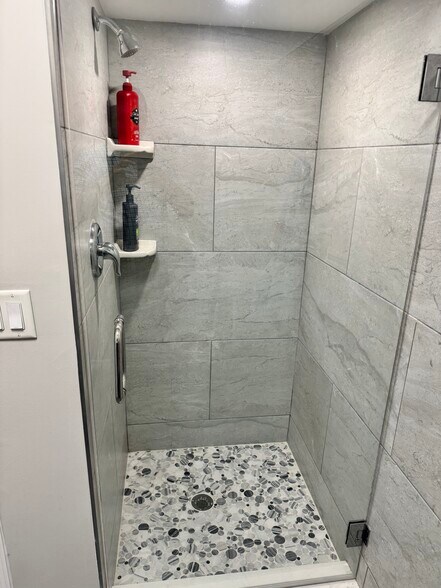 More Photos Of 2010 Kings Cir S, Neptune Beach Flex For Lease