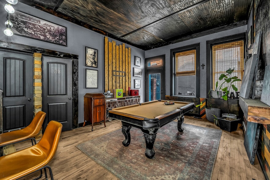 More Photos Of 110 S 2nd St, Ozark Flex For Sale