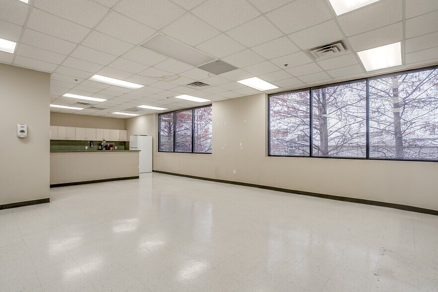 More Photos Of 10200 Plano Rd, Dallas Office For Sale