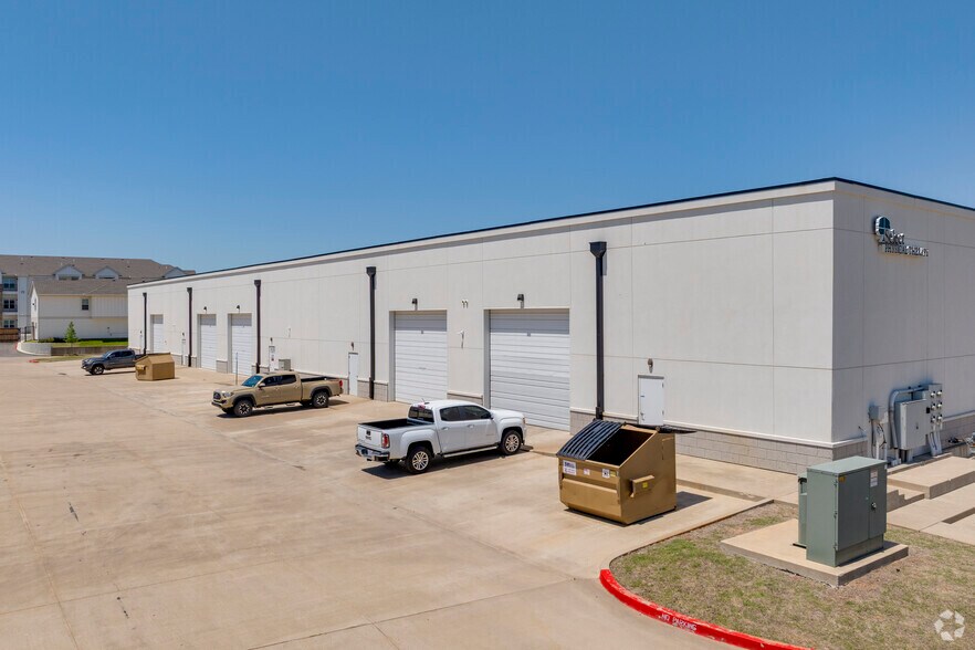 More Photos Of 3412 W 114th St, Jenks Light Distribution For Lease