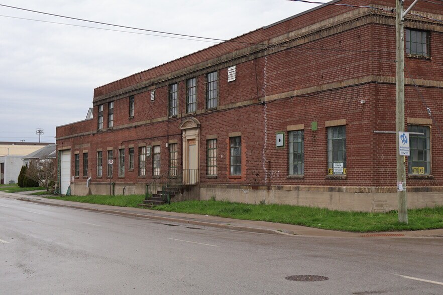 More Photos Of 236 Burgar St, Welland Warehouse For Sale
