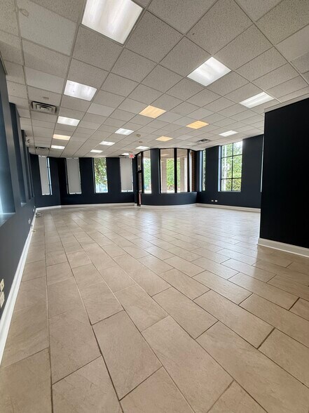 More Photos Of 223 Dundee Ave, Elgin Freestanding For Lease
