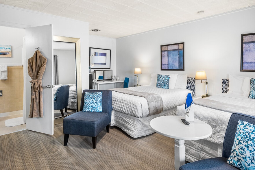 More Photos Of 488 South St, Green Lake Hotel For Sale